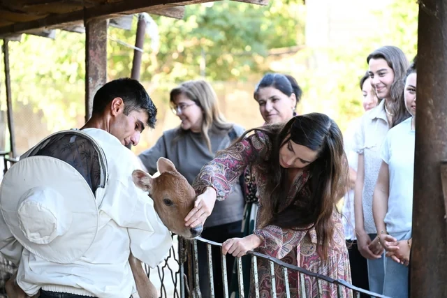 Leyla Əliyeva Yevlaxda "Gənc arıçı" layihəsinin iştirakçısı ilə görüşüb - FOTO