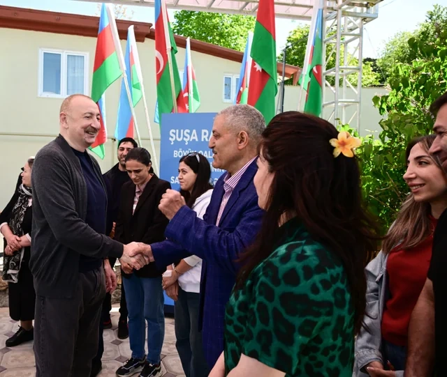 İlham Əliyev Şuşanın Böyük Qaladərəsi kəndində görülən işlərlə tanış olub, sakinlərlə görüşüb