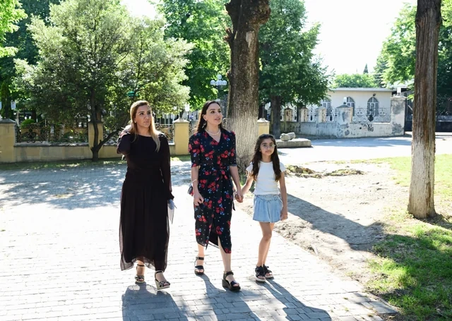 Leyla Əliyeva Şəkidəki Məhəmməd Füzuli adına parkda görülən işlərlə tanış olub - FOTO