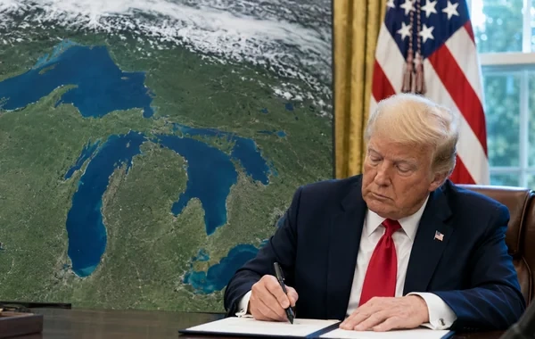Trampın Ontario inadı: Bu dəfə gölün adının dəyişdirilməsini "Apple"dan istədi
