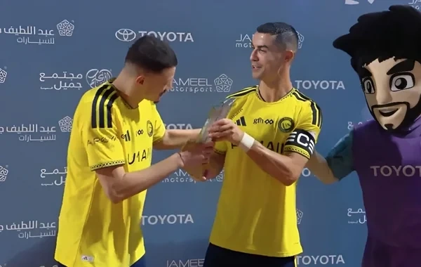 Ronaldu mükafatdan imtina etdi, komanda yoldaşına verdi - Video