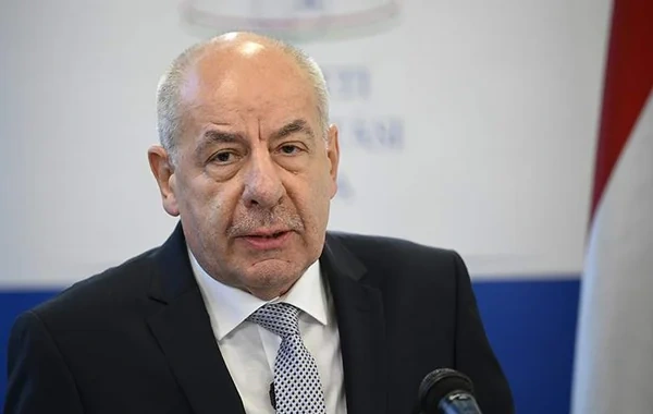 Orban Macarıstan prezidentini müdafiə edib