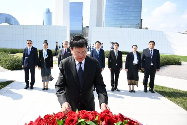 Laos Prezidenti Zəfər parkını ziyarət edib - Foto