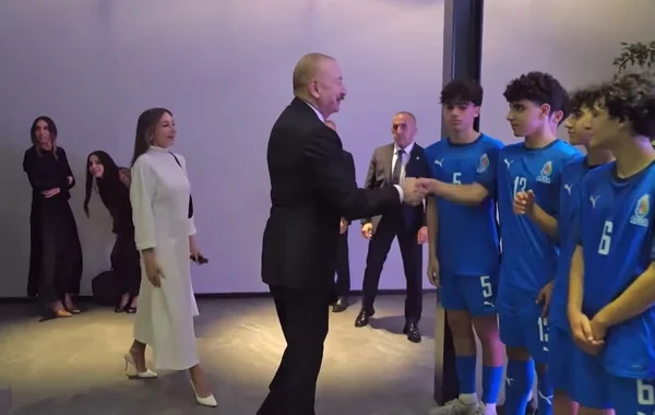 İlham Əliyevlə gənc futbolçular arasında maraqlı dialoq - Video