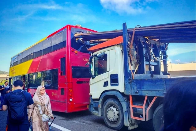 Çində mikroavtobus yük maşını ilə toqquşub, 13 nəfər ölüb