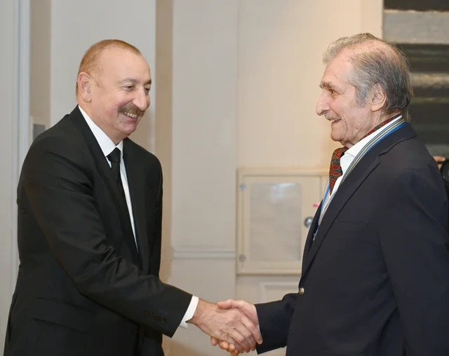 İlham Əliyev, Mehriban Əliyeva və ailə üzvləri "Mənim Abşeronum: Üstə gəl" adlı retrospektiv sərgi ilə tanış olublar - Foto
