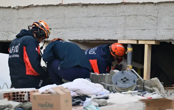 İstanbulda çökən binada aylarla əvvəl çatlar yarandığı üzə çıxdı - Video