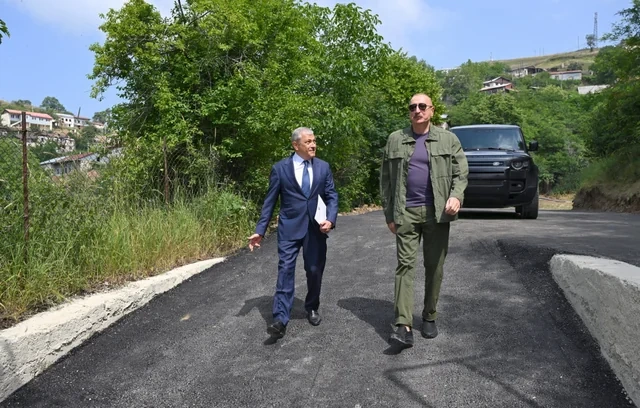 Prezident Kiçik Qaladərəsində görülən işlərlə tanış olub və kəndə qayıdan sakinlərlə görüşüb - FOTO
