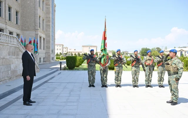 Prezident Əlahiddə Ümumqoşun Orduda yeni yaradılan komando hərbi hissələrinə Döyüş bayraqlarının verilməsi mərasimində iştirak edib - VİDEO