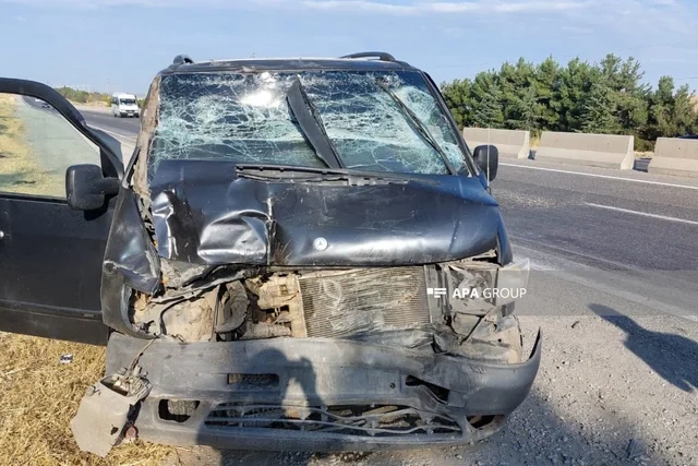 Hacıqabulda mikroavtobus qəzaya uğradı: Xəsarət alanlar var - FOTO
