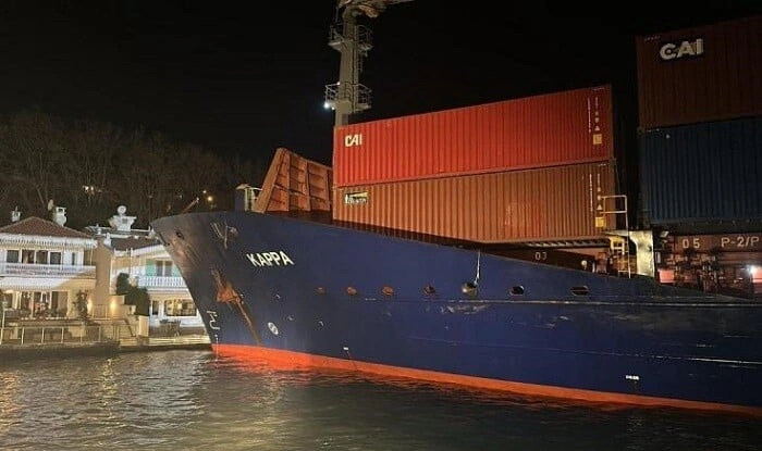 Rusiya gəmisi İstanbul boğazında quruya oturdu - Video