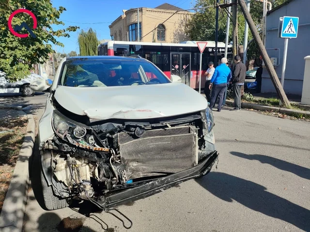 Gəncədə "BakuBus"un avtobusu qəza törətdi - Foto