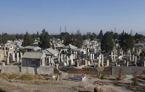 Azərbaycanda tükürpərdən olay: Qadın ərinin məzarı üzərində öldü