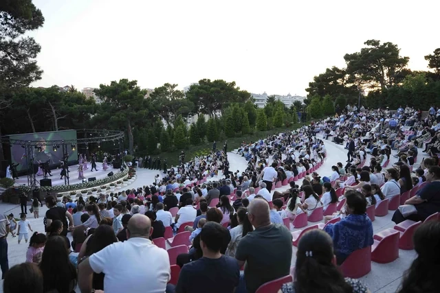 Xətai rayonunda Xalq şairi Sabir Rüstəmxanlının 80 illik yubileyinə həsr olunmuş təntənəli tədbir keçirilib