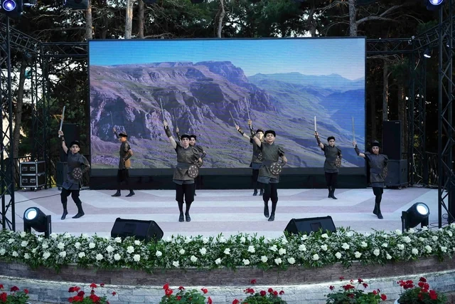 Xətai rayonunda Xalq şairi Sabir Rüstəmxanlının 80 illik yubileyinə həsr olunmuş təntənəli tədbir keçirilib