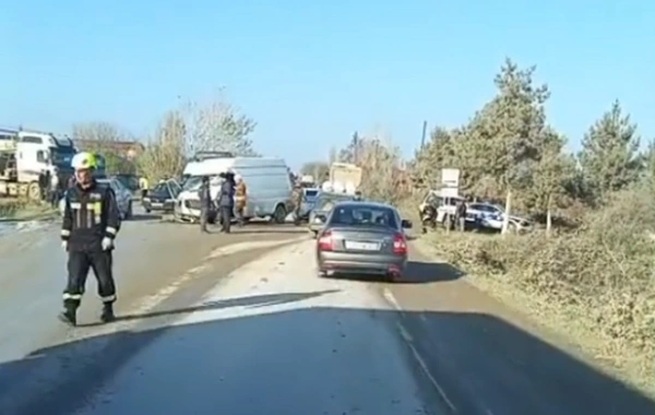Qubada sərnişin avtobusu ilə yük maşını TOQQUŞDU: ÖLƏN VAR