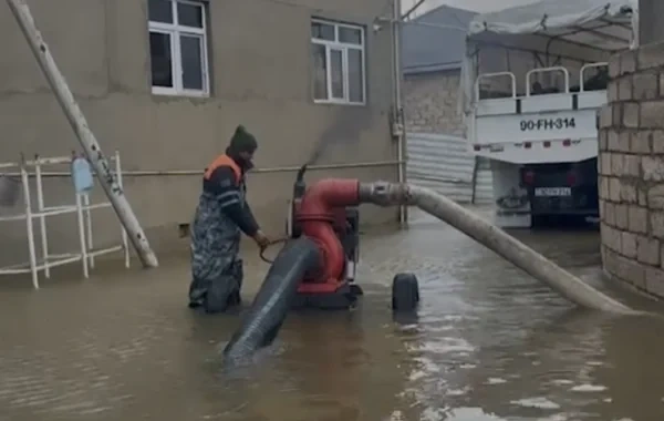 FHN intensiv yağışların fəsadlarını aradan qaldırır: Paytaxt və rayonlarda işlər davam edir