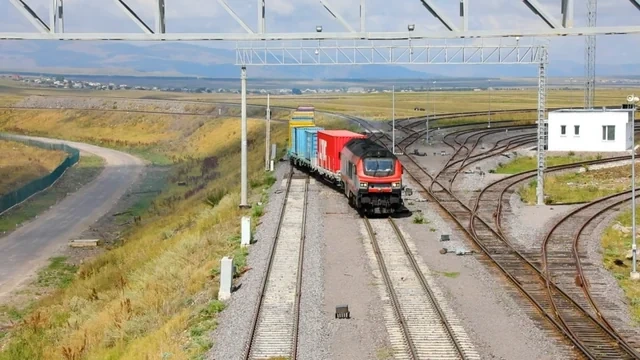 Bakı-Tbilisi-Qars dəmir yolunun modernləşdirmə işlərinin yekun protokolu təsdiqləndi