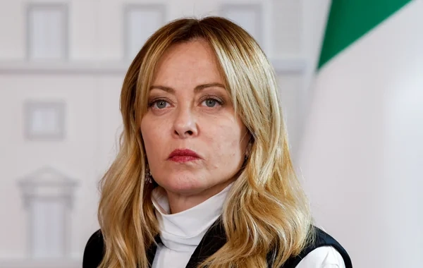 Corcia Meloni səsini qorumaq üçün qeyri-adi addım atdı