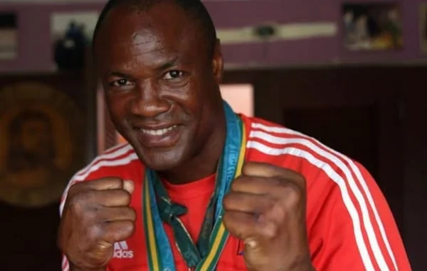Üçqat Olimpiya çempionu Kubada küçədə yemək axtararkən görüntülənib - Foto/Video