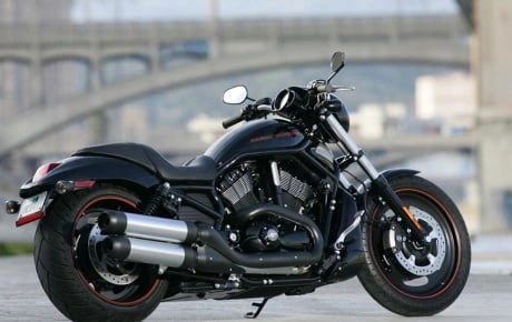 Bakıda motosiklet yerüstü piyada keçidinə çırpıldı, sürücü öldü