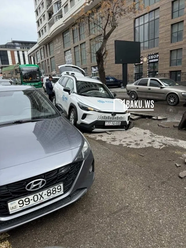 Bakıda yol çökdü - AYNA-nın maşını həmin çuxura düşdü - FOTO