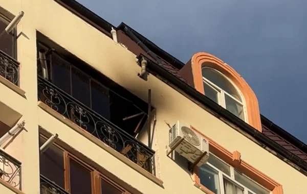 Sumqayıtda yaşayış binasında yanğın baş verib - VİDEO
