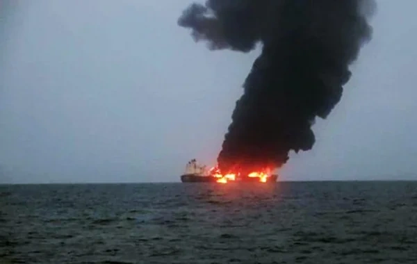 Qırmızı dənizdə hədəfə alınan tanker alışdı - VİDEO