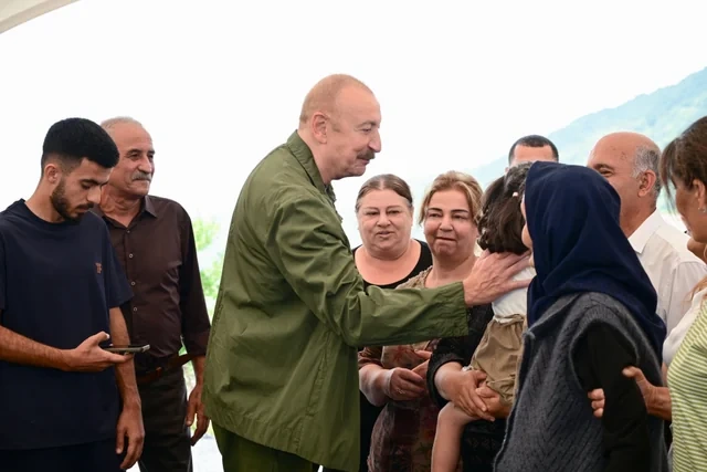 Prezident Kiçik Qaladərəsində görülən işlərlə tanış olub və kəndə qayıdan sakinlərlə görüşüb - FOTO