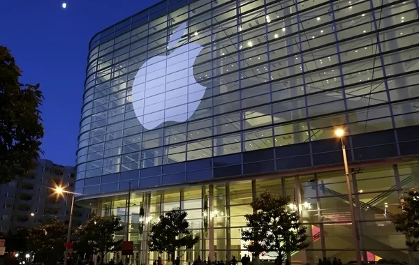 Trampın müşaviri "Apple" rəhbərini yalan danışmaqda ittiham etdi