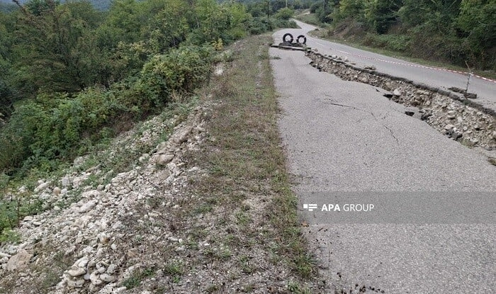 Bu yolda yenə sürüşmə oldu: 8 kəndlə əlaqə kəsildi - Foto