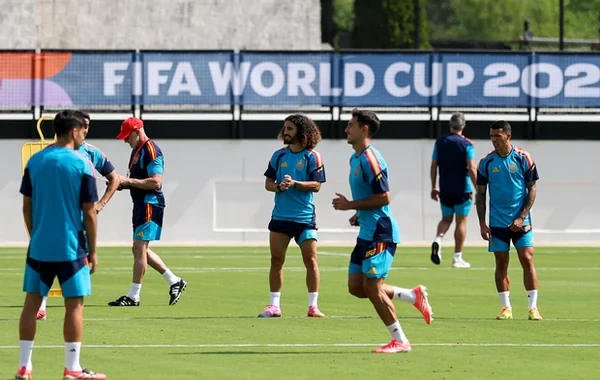 İspaniya millisinin məşqində təhlükə - Futbolçular qapalı zala sığındılar