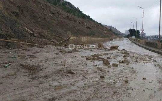 Bakıda hasar maşınların üzərinə aşdı - Video