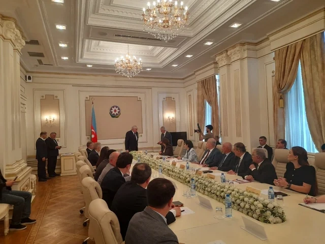 Mərkəzi Seçki Komissiyasının yeni üzvlərinə vəsiqələr təqdim olunub