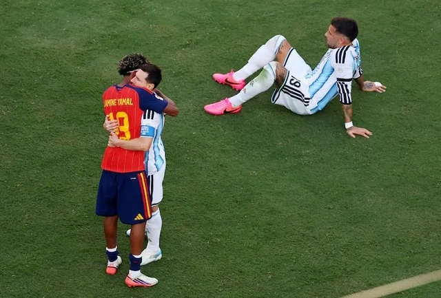 Finaldan sonra diqqətçəkən an: Messi Lamin Yamala sarıldı