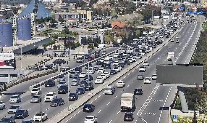 İş saatlarının dəyişdirilməsi: Bakıda tıxac azaldacaq?