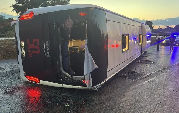 İstanbulda xidməti avtobus aşdı: Xeyli yaralı var - VİDEO