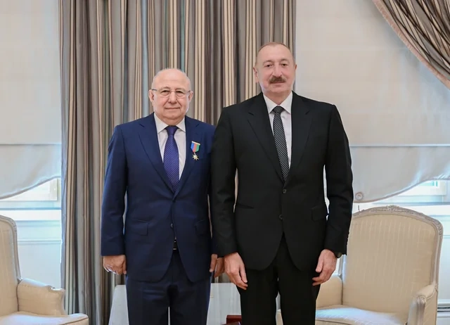 İlham Əliyev Dağıstanın tanınmış ictimai-siyasi xadimi Qurban Qurbanova "Dostluq" ordenini təqdim edib - FOTO