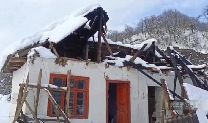 Lerikdə güclü qar: evin damı çökdü