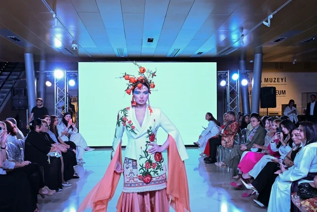 Azərbaycan Milli Xalça Muzeyində "Zamanın naxışları" moda nümayişi təşkil olunub - FOTO