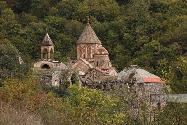 Beynəlxalq səyyahlar Kəlbəcərdəki Xudavəng monastırında olublar - Foto