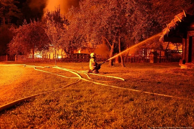 Polşada XVII əsrə aid taxta kilsə kül oldu - FOTO - VİDEO