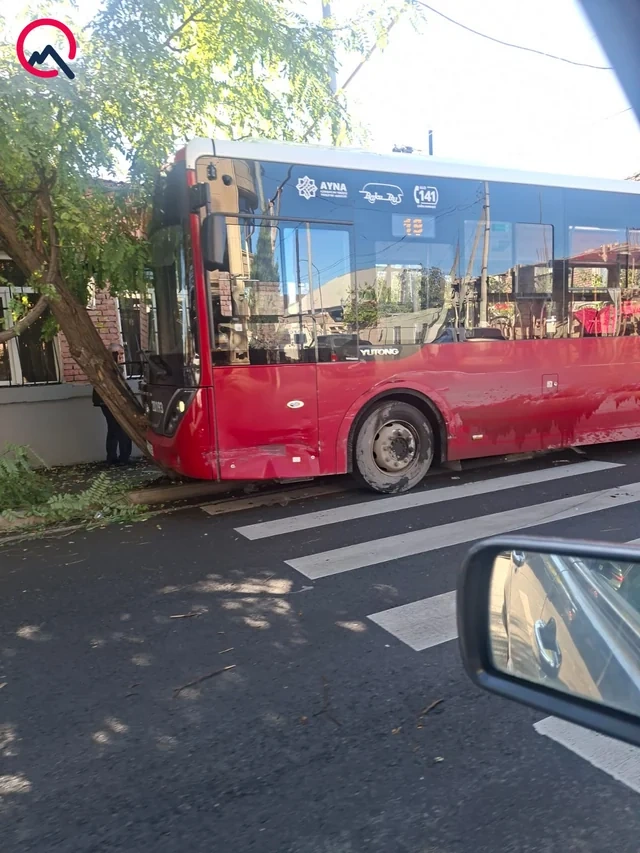 Gəncədə "BakuBus"un avtobusu qəza törətdi - Foto