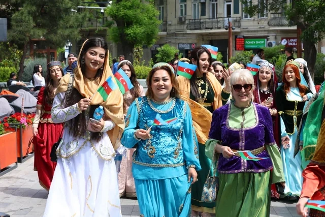 Bakının mərkəzində milli geyimlərdə gəzinti-yürüş təşkil olunub