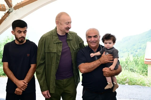 Prezident Kiçik Qaladərəsində görülən işlərlə tanış olub və kəndə qayıdan sakinlərlə görüşüb - FOTO