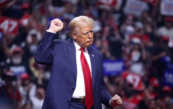 Donald Trampa 321 brilyant qaşlı qızıl üzük hədiyyə edildi - FOTO