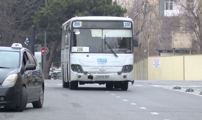 Bakıda bu avtobus 3 təkər üzərində hərəkət edib? - Video