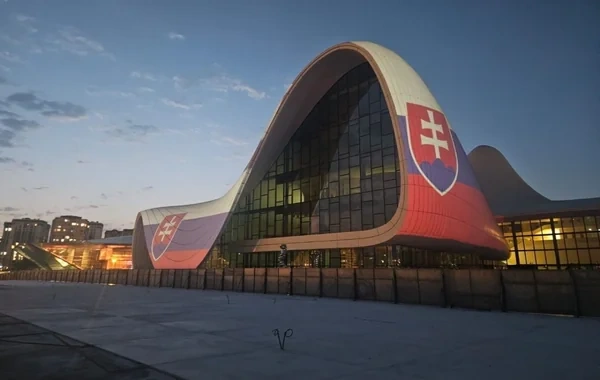 Heydər Əliyev Mərkəzi Slovakiya bayrağının rəngləri ilə işıqlandırılıb