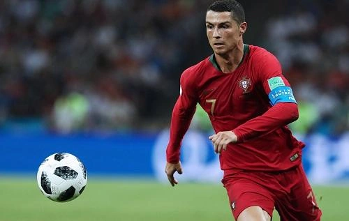 Portuqaliyada Ronaldonun heykəli yandırıldı - Video
