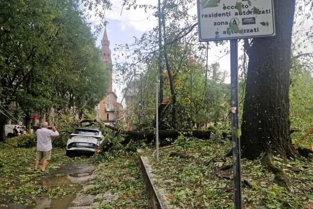 İtaliyanı tornado və nəhəng dolu VURDU: 43 yaralı, 10 min avtomobilə ziyan - FOTO - VİDEO
